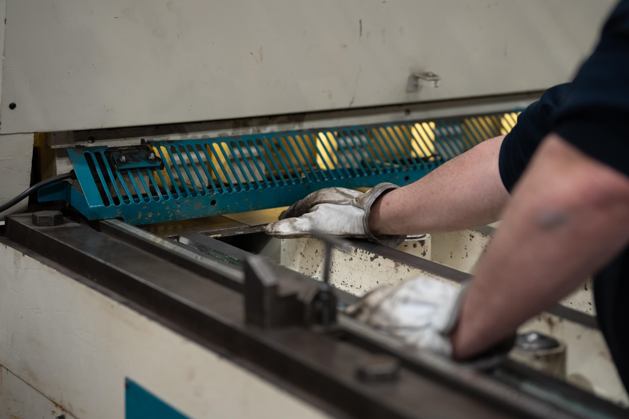 Pladeklipper gøres klar til at klippe metalplade for kunde af autoriseret teknikker med beskyttelseshandsker